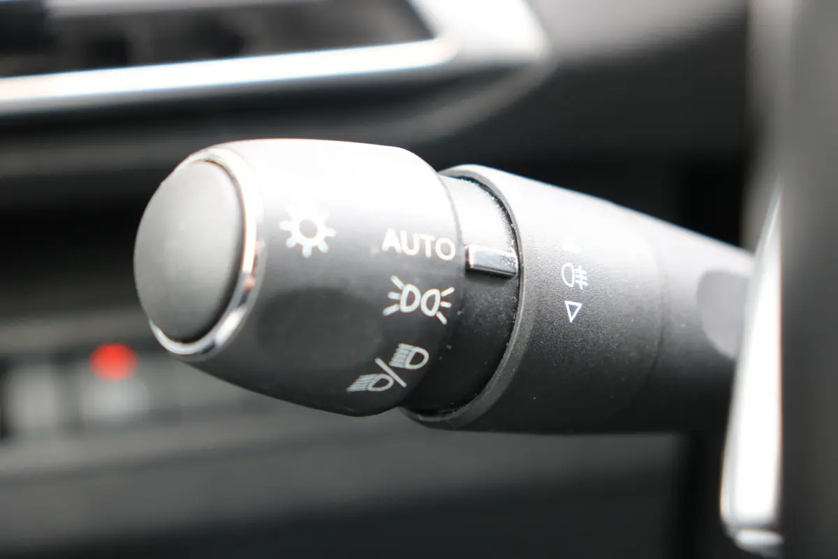 1.6 HYbrid 225 Allure Pack Business | Navi | Camera | PDC V+A | Cruise control | Keyless entry | LMV 18 " |