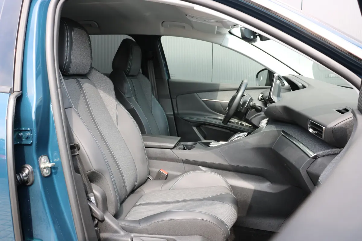 1.6 HYbrid 225 Allure Pack Business | Navi | Camera | PDC V+A | Cruise control | Keyless entry | LMV 18 " |