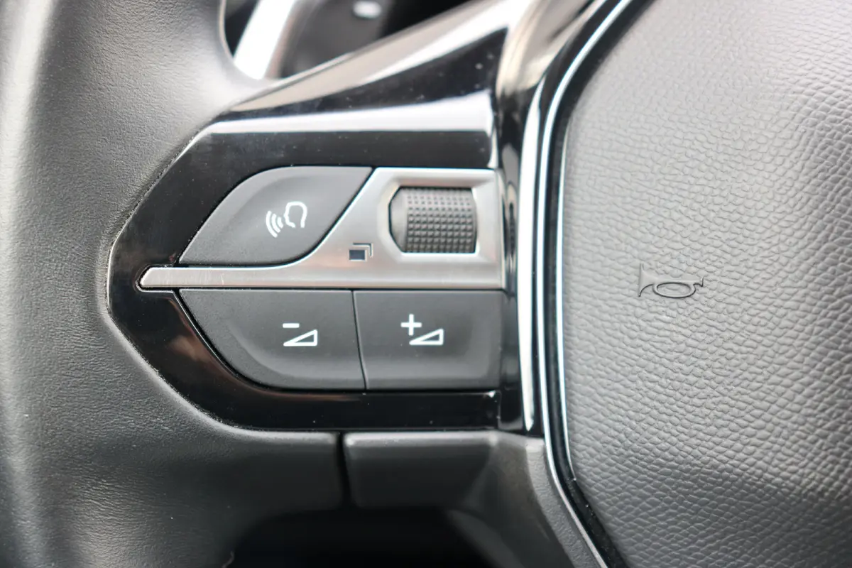 1.6 HYbrid 225 Allure Pack Business | Navi | Camera | PDC V+A | Cruise control | Keyless entry | LMV 18 " |