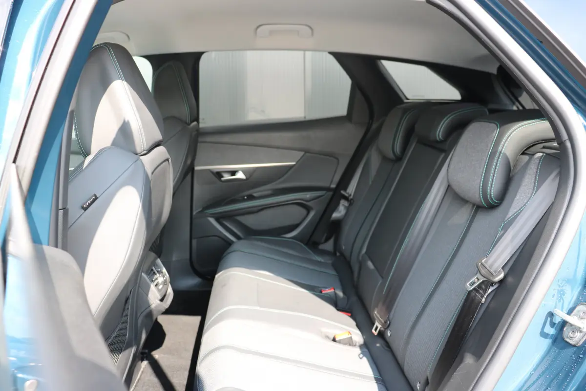 1.6 HYbrid 225 Allure Pack Business | Navi | Camera | PDC V+A | Cruise control | Keyless entry | LMV 18 " |