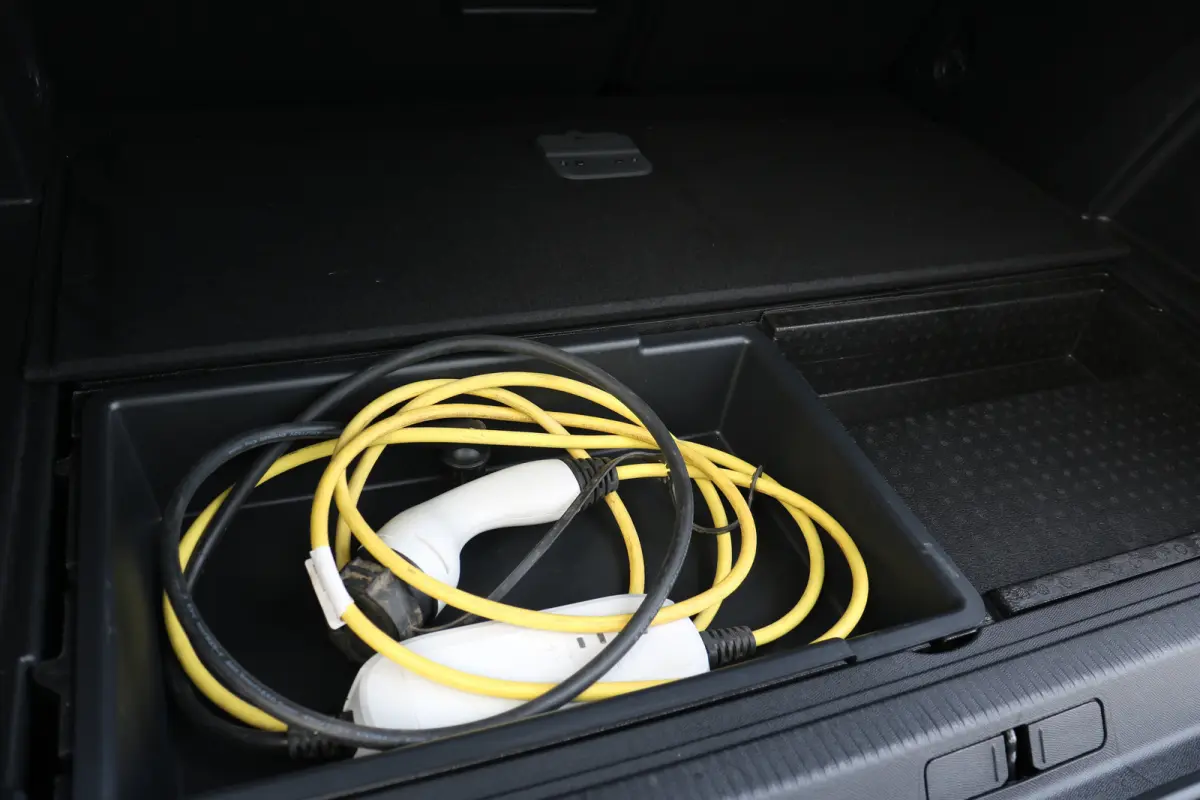 1.6 HYbrid 225 Allure Pack Business | Navi | Camera | PDC V+A | Cruise control | Keyless entry | LMV 18 " |