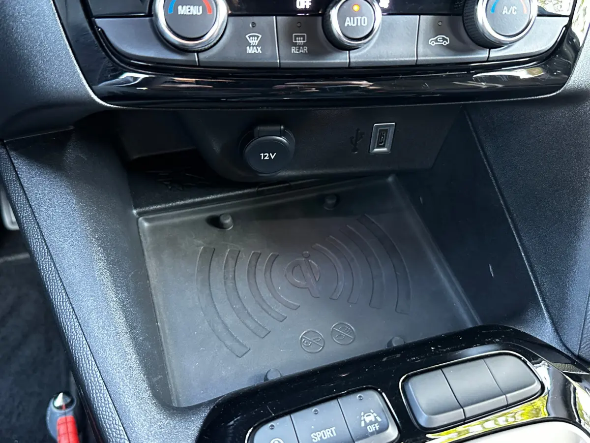 1.2 Turbo 100 PK GS | CLIMATE CONTROL| DODEHOEK DETECTIE| KEYLESS ENTRY & START| DRAADLOZE TELEFOONLADER| LED| NAVIGATIE + APPLE CARPLAY/ANDROID AUTO| CAMERA + PARKEERSENSOREN| BROEKHUIS OND