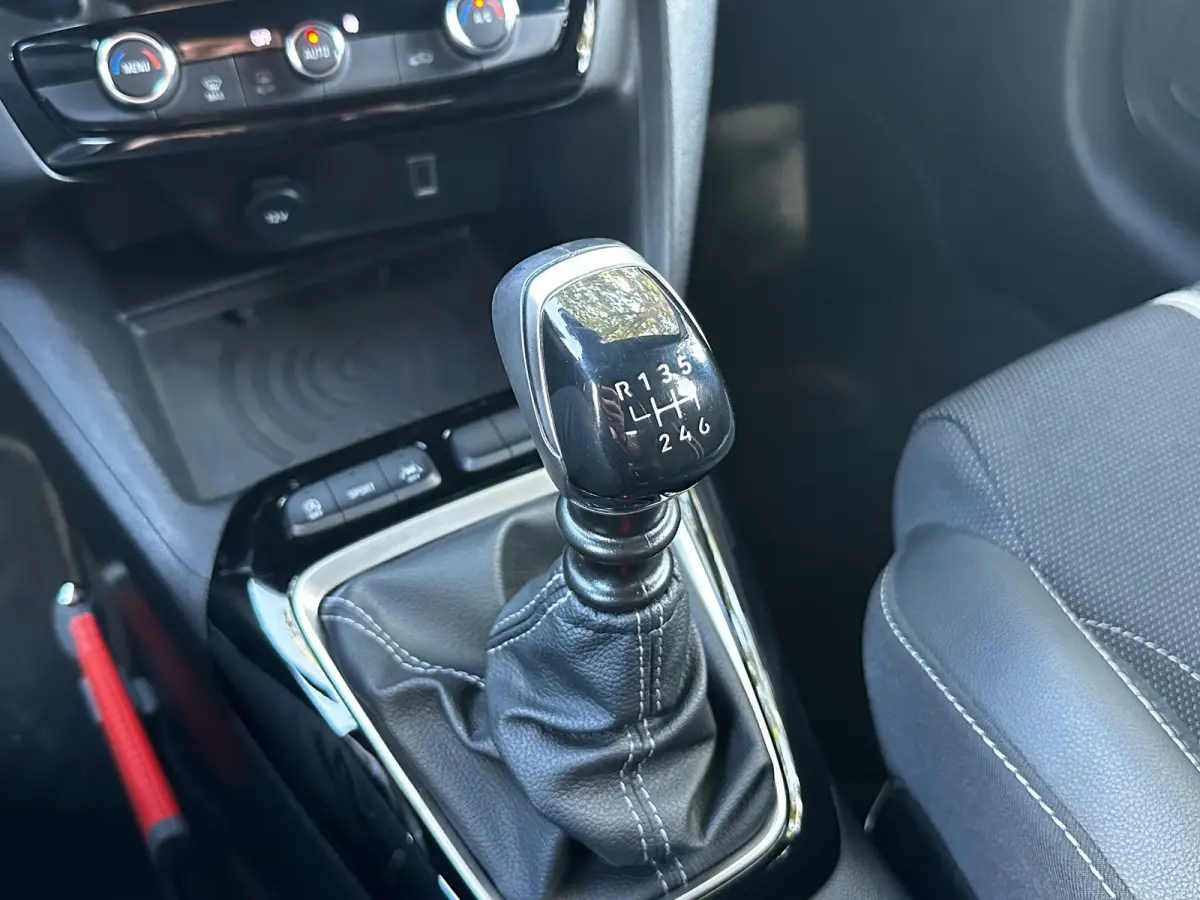 1.2 Turbo 100 PK GS | CLIMATE CONTROL| DODEHOEK DETECTIE| KEYLESS ENTRY & START| DRAADLOZE TELEFOONLADER| LED| NAVIGATIE + APPLE CARPLAY/ANDROID AUTO| CAMERA + PARKEERSENSOREN| BROEKHUIS OND
