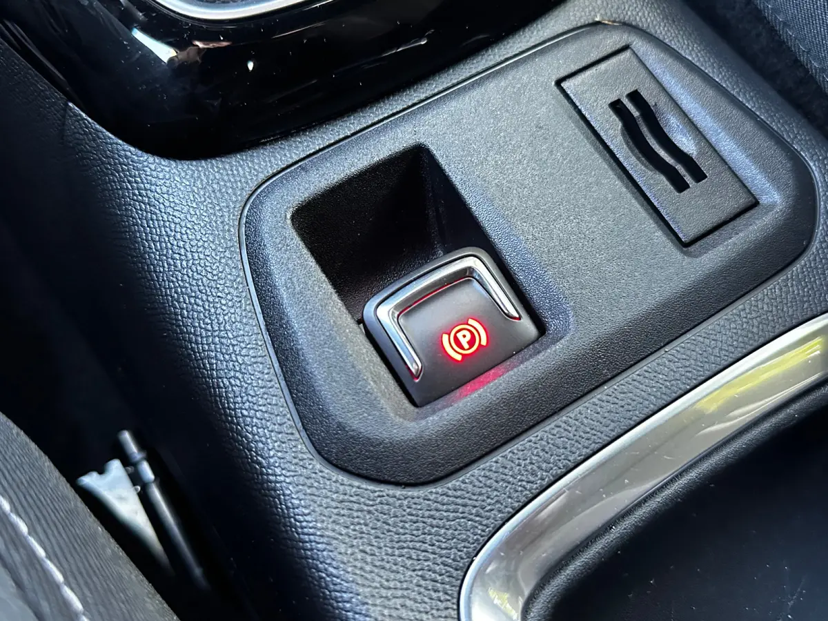 1.2 Turbo 100 PK GS | CLIMATE CONTROL| DODEHOEK DETECTIE| KEYLESS ENTRY & START| DRAADLOZE TELEFOONLADER| LED| NAVIGATIE + APPLE CARPLAY/ANDROID AUTO| CAMERA + PARKEERSENSOREN| BROEKHUIS OND