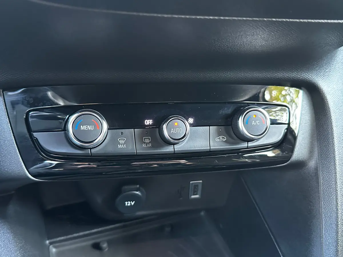 1.2 Turbo 100 PK GS | CLIMATE CONTROL| DODEHOEK DETECTIE| KEYLESS ENTRY & START| DRAADLOZE TELEFOONLADER| LED| NAVIGATIE + APPLE CARPLAY/ANDROID AUTO| CAMERA + PARKEERSENSOREN| BROEKHUIS OND