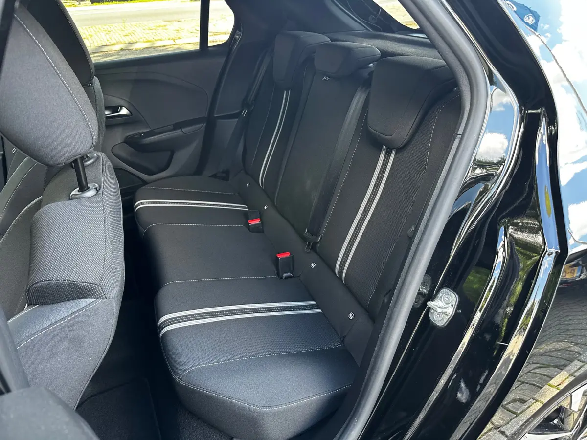 1.2 Turbo 100 PK GS | CLIMATE CONTROL| DODEHOEK DETECTIE| KEYLESS ENTRY & START| DRAADLOZE TELEFOONLADER| LED| NAVIGATIE + APPLE CARPLAY/ANDROID AUTO| CAMERA + PARKEERSENSOREN| BROEKHUIS OND