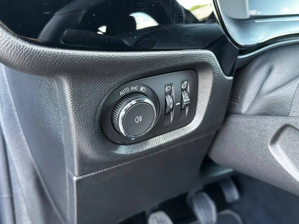 1.2 Turbo 100 PK GS | CLIMATE CONTROL| DODEHOEK DETECTIE| KEYLESS ENTRY & START| DRAADLOZE TELEFOONLADER| LED| NAVIGATIE + APPLE CARPLAY/ANDROID AUTO| CAMERA + PARKEERSENSOREN| BROEKHUIS OND