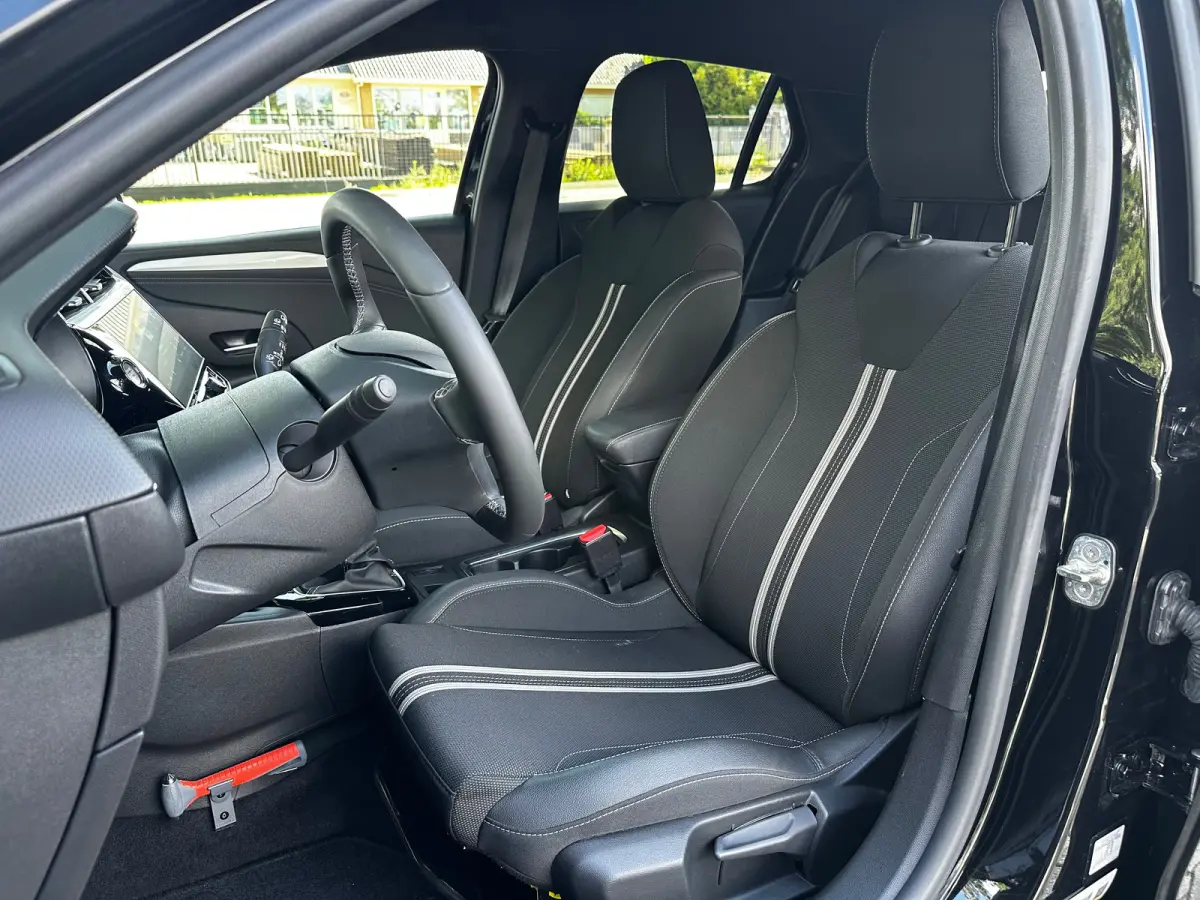1.2 Turbo 100 PK GS | CLIMATE CONTROL| DODEHOEK DETECTIE| KEYLESS ENTRY & START| DRAADLOZE TELEFOONLADER| LED| NAVIGATIE + APPLE CARPLAY/ANDROID AUTO| CAMERA + PARKEERSENSOREN| BROEKHUIS OND