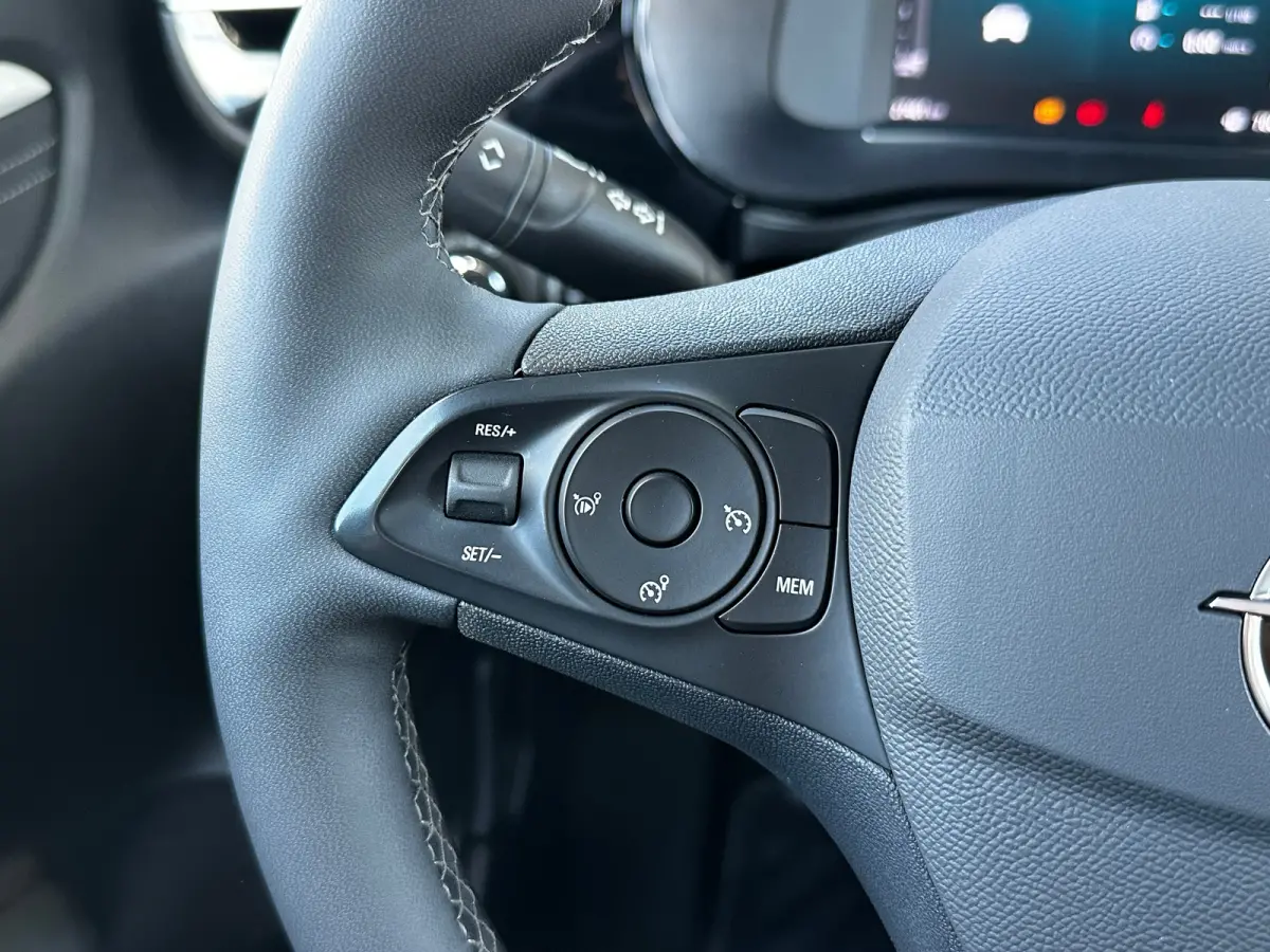 1.2 Turbo 100 PK GS | CLIMATE CONTROL| DODEHOEK DETECTIE| KEYLESS ENTRY & START| DRAADLOZE TELEFOONLADER| LED| NAVIGATIE + APPLE CARPLAY/ANDROID AUTO| CAMERA + PARKEERSENSOREN| BROEKHUIS OND