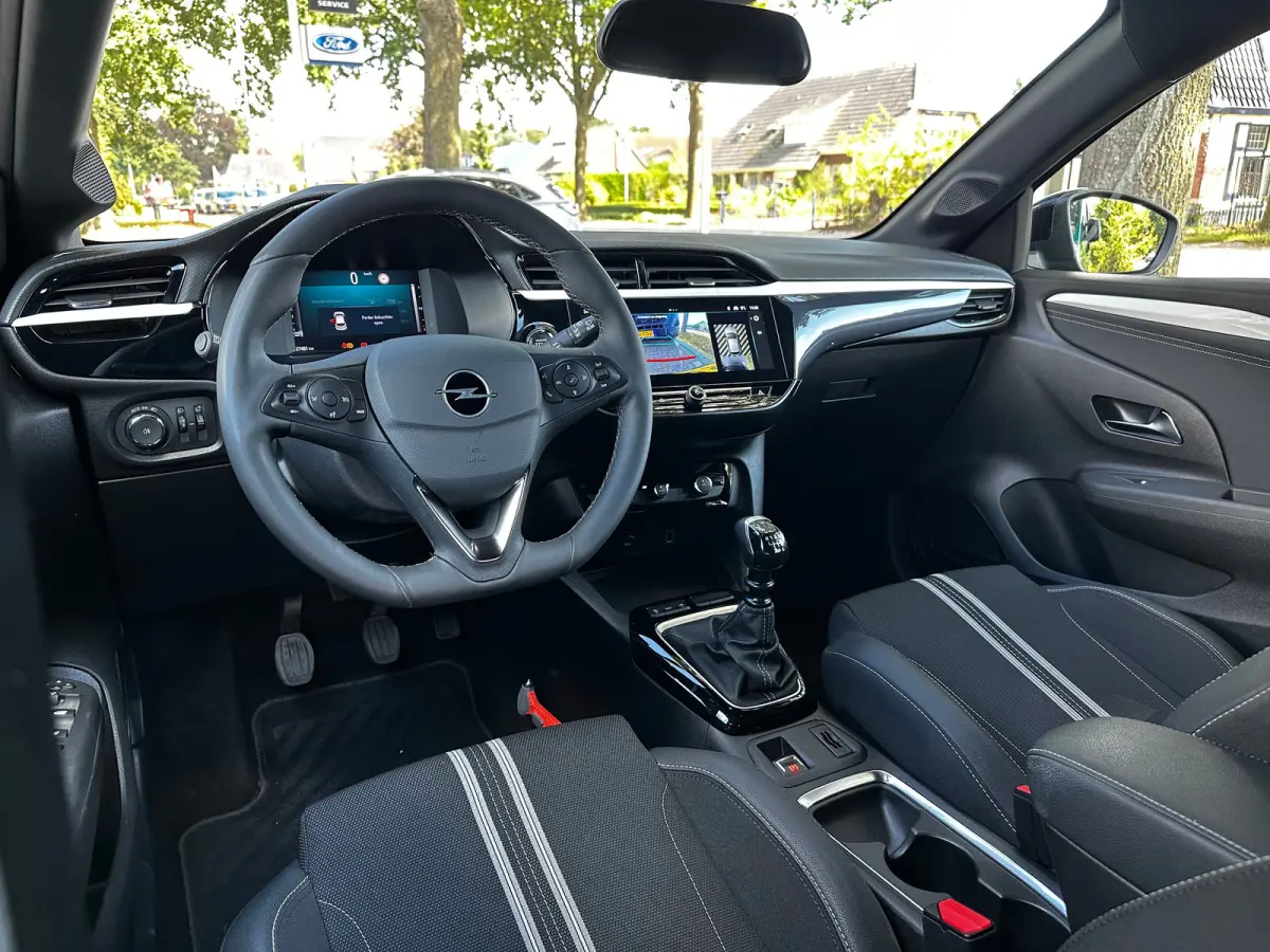 1.2 Turbo 100 PK GS | CLIMATE CONTROL| DODEHOEK DETECTIE| KEYLESS ENTRY & START| DRAADLOZE TELEFOONLADER| LED| NAVIGATIE + APPLE CARPLAY/ANDROID AUTO| CAMERA + PARKEERSENSOREN| BROEKHUIS OND