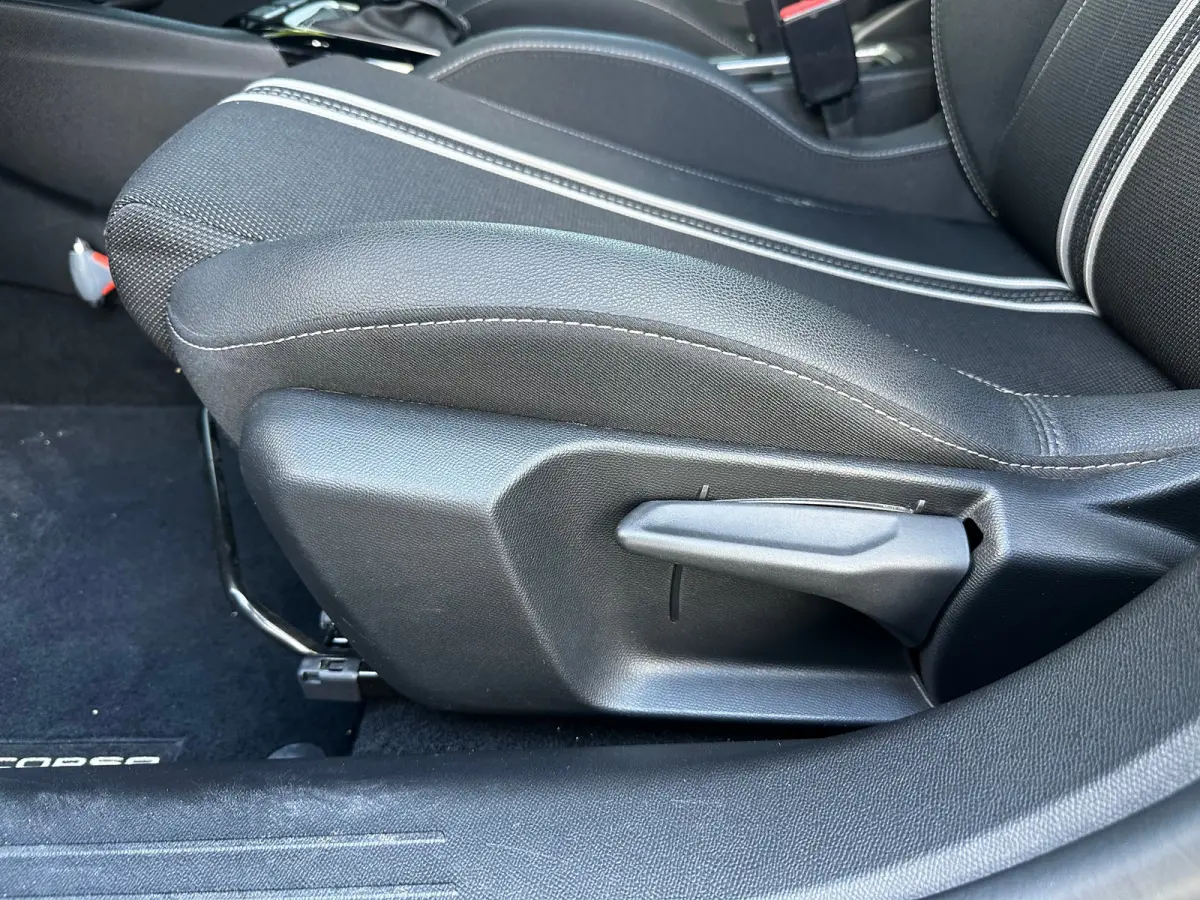 1.2 Turbo 100 PK GS | CLIMATE CONTROL| DODEHOEK DETECTIE| KEYLESS ENTRY & START| DRAADLOZE TELEFOONLADER| LED| NAVIGATIE + APPLE CARPLAY/ANDROID AUTO| CAMERA + PARKEERSENSOREN| BROEKHUIS OND