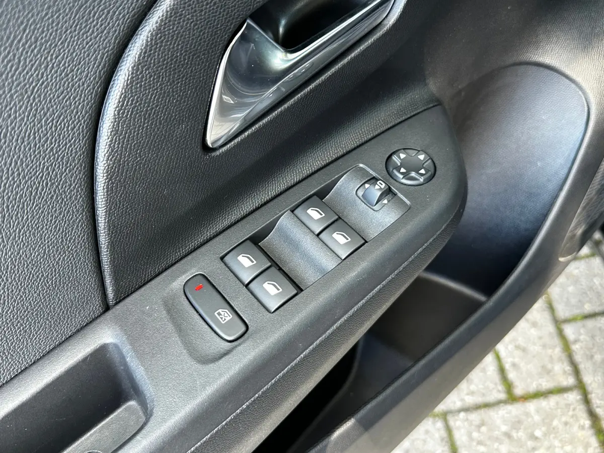 1.2 Turbo 100 PK GS | CLIMATE CONTROL| DODEHOEK DETECTIE| KEYLESS ENTRY & START| DRAADLOZE TELEFOONLADER| LED| NAVIGATIE + APPLE CARPLAY/ANDROID AUTO| CAMERA + PARKEERSENSOREN| BROEKHUIS OND