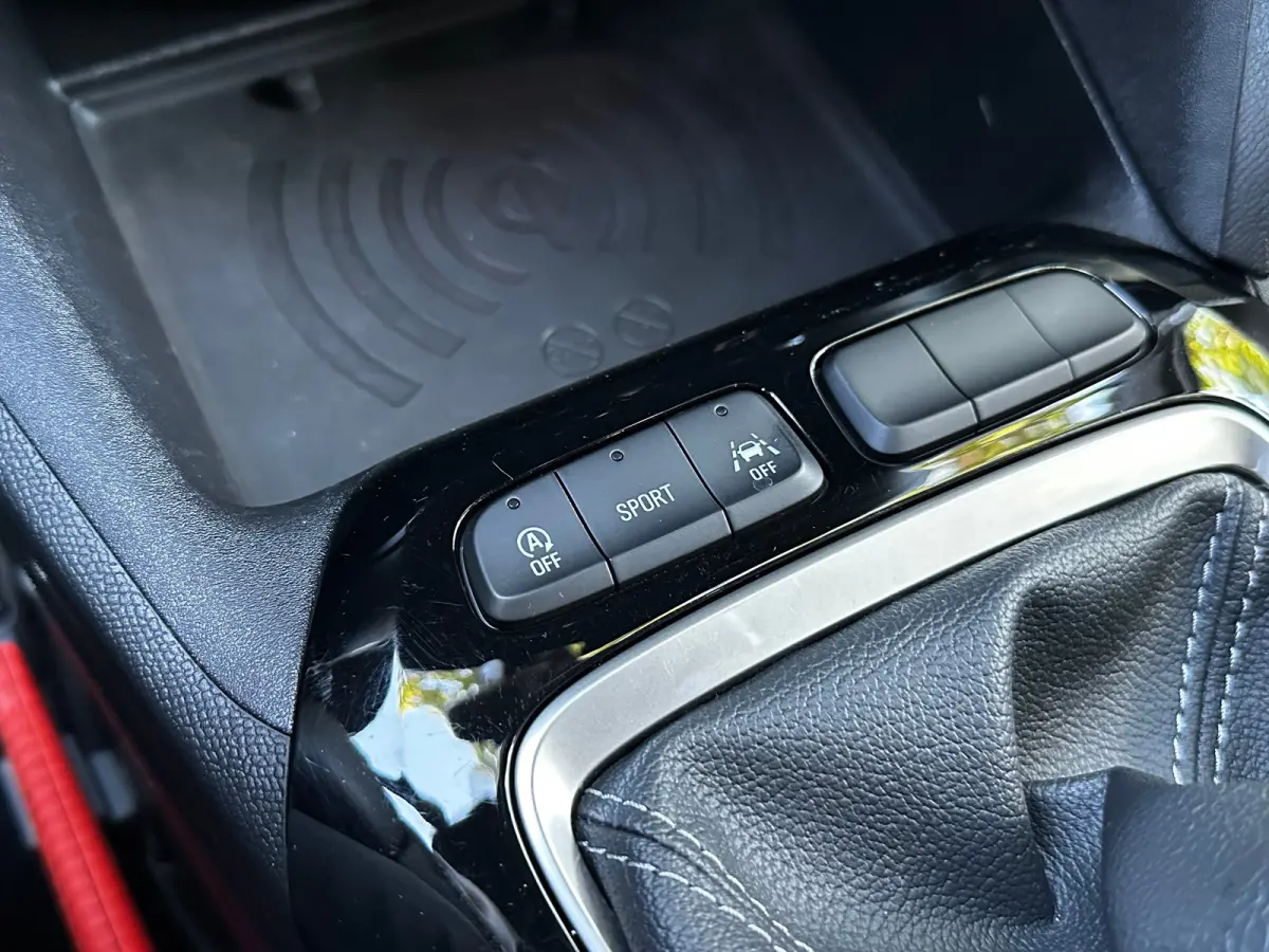 1.2 Turbo 100 PK GS | CLIMATE CONTROL| DODEHOEK DETECTIE| KEYLESS ENTRY & START| DRAADLOZE TELEFOONLADER| LED| NAVIGATIE + APPLE CARPLAY/ANDROID AUTO| CAMERA + PARKEERSENSOREN| BROEKHUIS OND