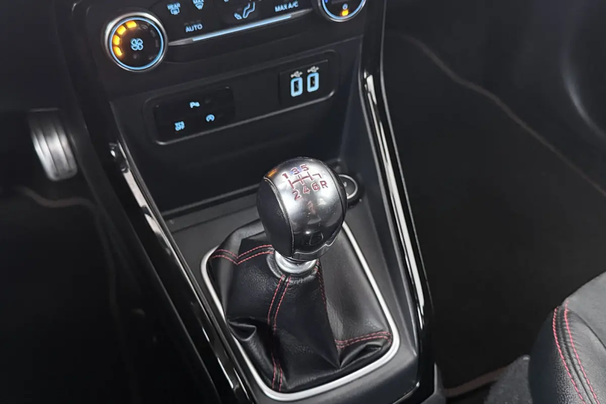 1.0 126 PK ST-Line Black Trekhaak Camera Carplay