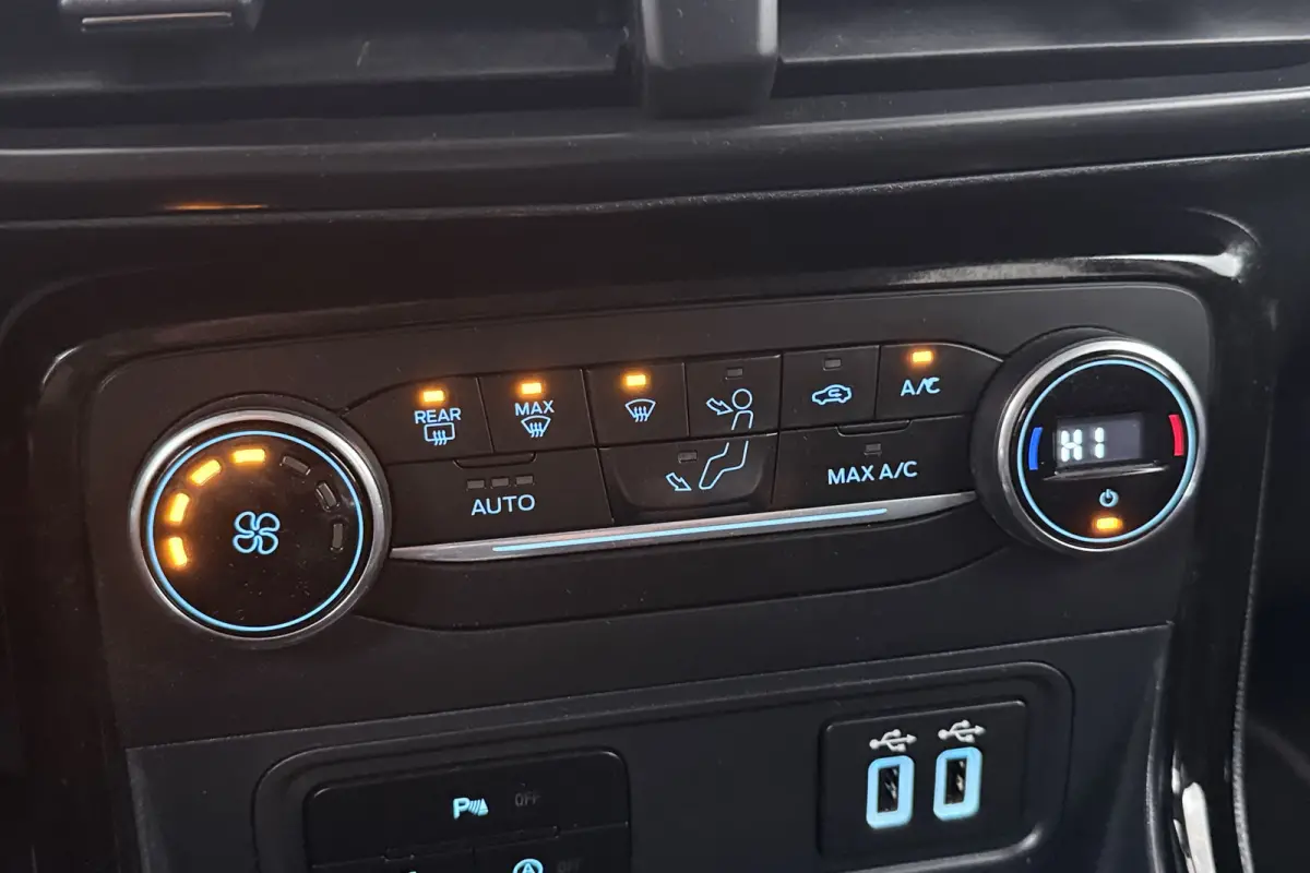 1.0 126 PK ST-Line Black Trekhaak Camera Carplay