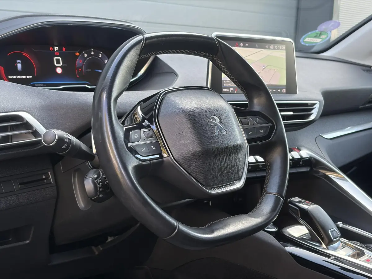 1.2 PureTech Allure ✓1e Eigenaar✓D-riem vv 2024✓360° Camera✓Navi✓Trekhaak✓Carplay✓131pk✓Dealer Onderhouden✓Keyless✓Memory stoelen✓Halfleder✓Pdc V+A✓Stoelverw✓Dod