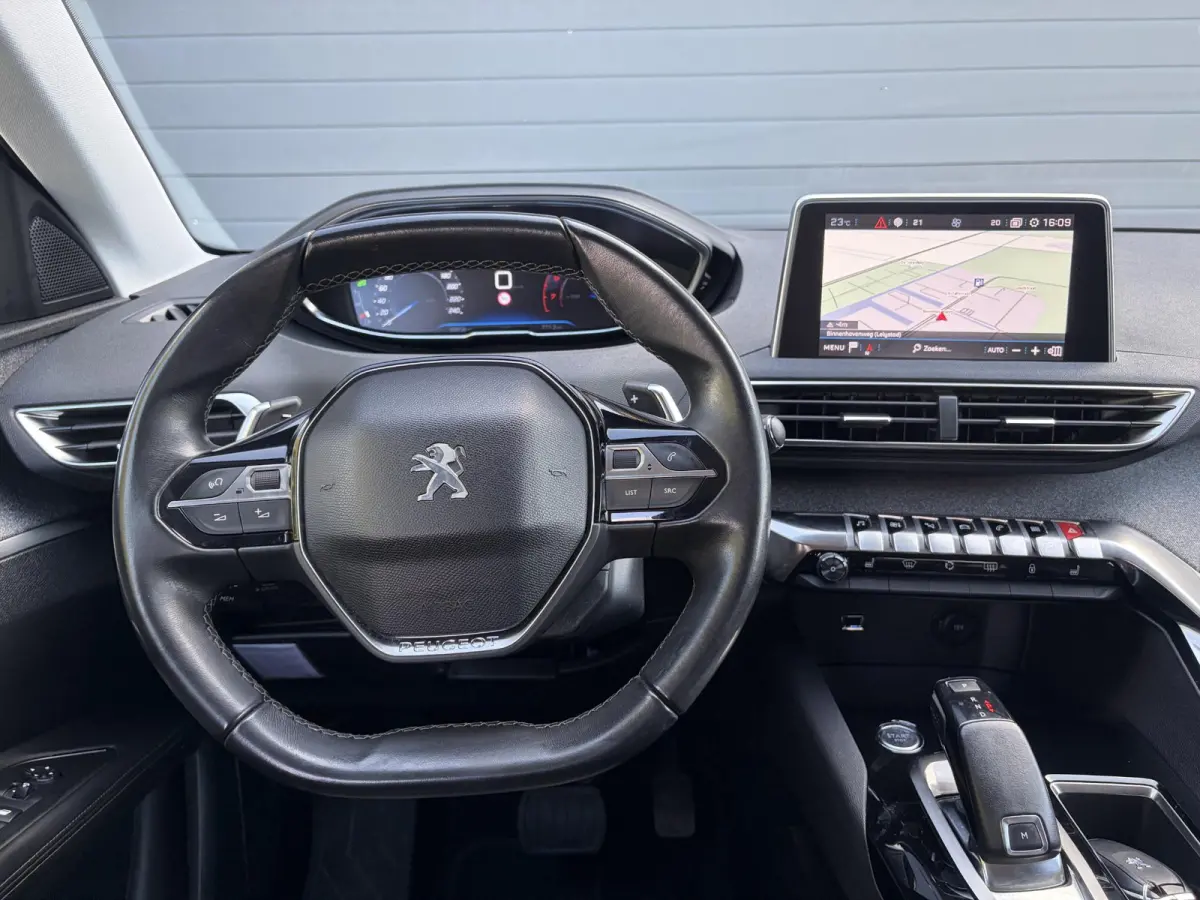 1.2 PureTech Allure ✓1e Eigenaar✓D-riem vv 2024✓360° Camera✓Navi✓Trekhaak✓Carplay✓131pk✓Dealer Onderhouden✓Keyless✓Memory stoelen✓Halfleder✓Pdc V+A✓Stoelverw✓Dod