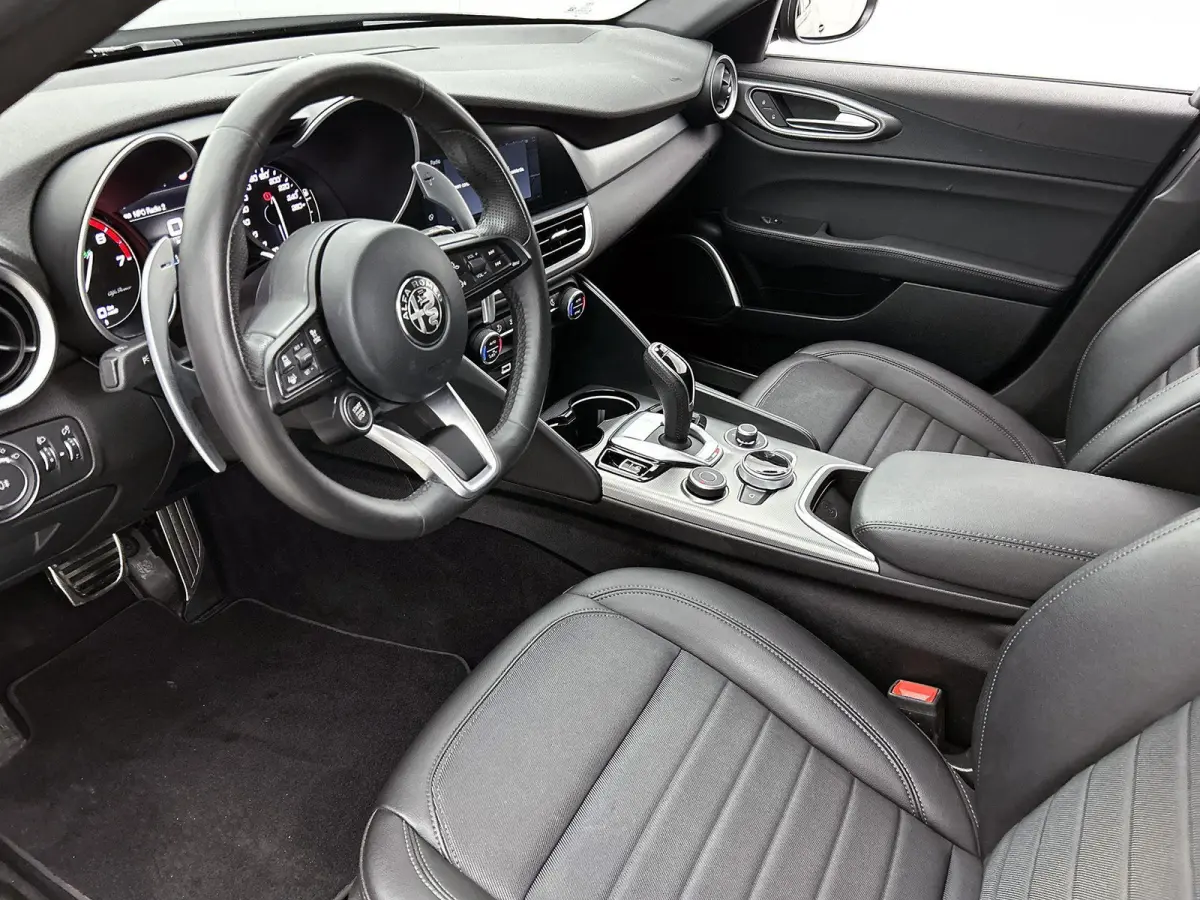 2.0T 200pk Sprint | AUTOMAAT | ACHTERUITRIJCAMERA | APPLE CARPLAY - ANDROID AUTO | HALF LEDER | PARKEERSENSOREN | DAB RADIO | ADAPTIVE CRUISE CONTROL | BI XENON |