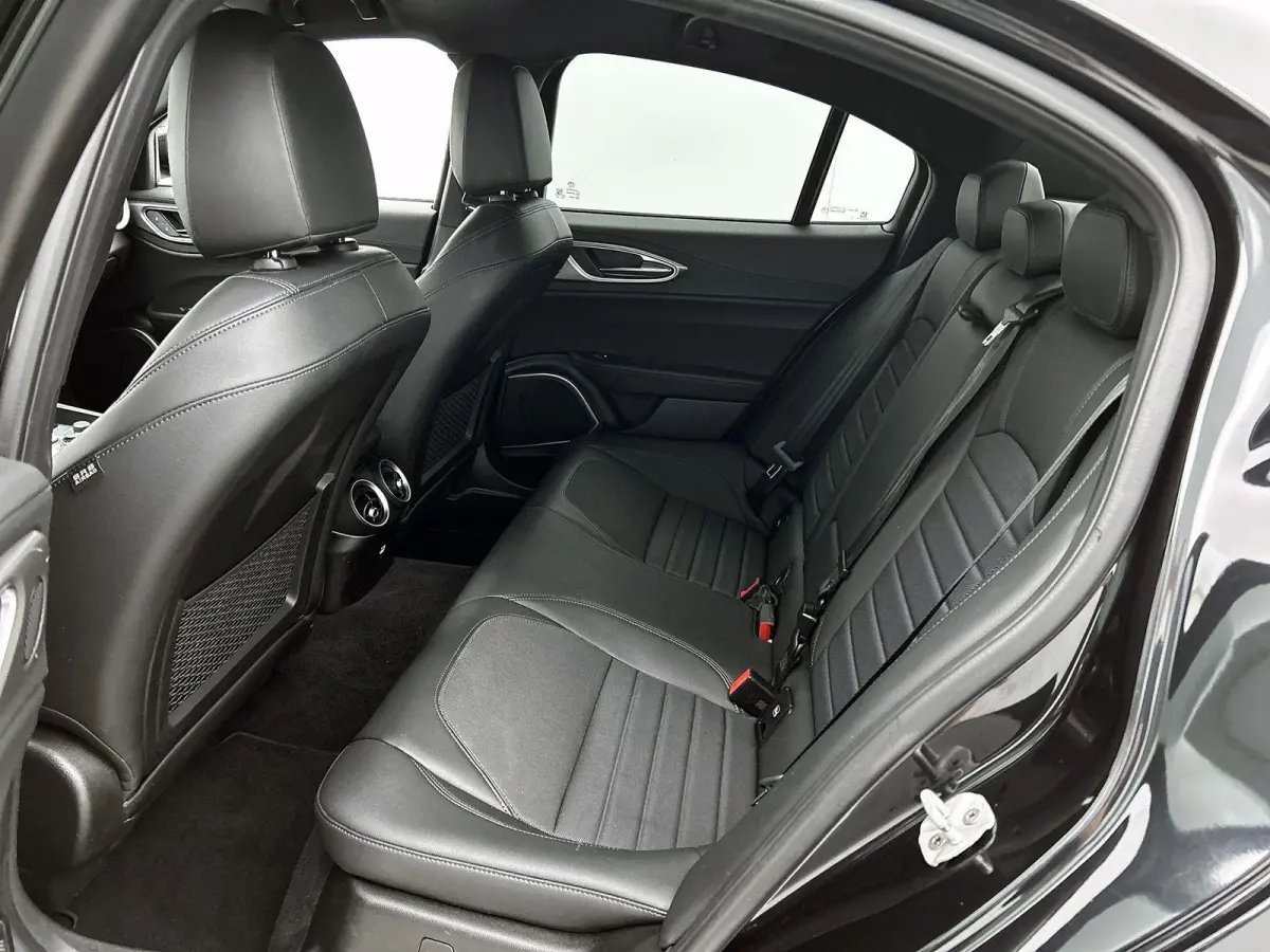 2.0T 200pk Sprint | AUTOMAAT | ACHTERUITRIJCAMERA | APPLE CARPLAY - ANDROID AUTO | HALF LEDER | PARKEERSENSOREN | DAB RADIO | ADAPTIVE CRUISE CONTROL | BI XENON |
