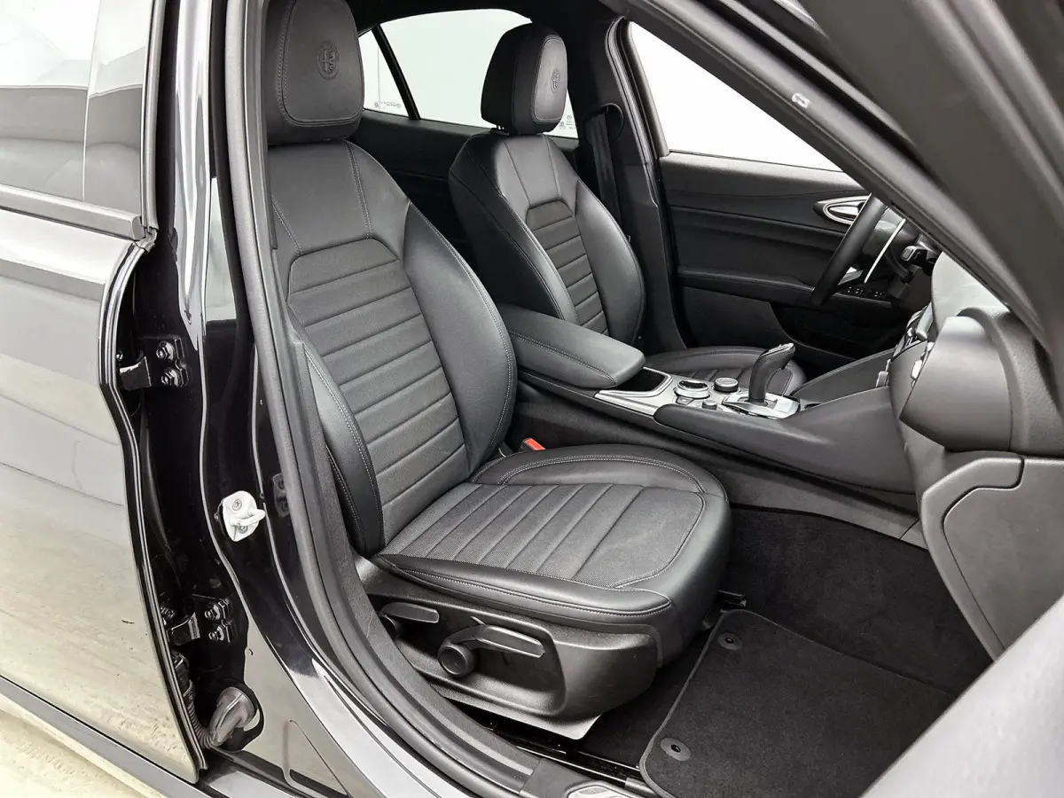 2.0T 200pk Sprint | AUTOMAAT | ACHTERUITRIJCAMERA | APPLE CARPLAY - ANDROID AUTO | HALF LEDER | PARKEERSENSOREN | DAB RADIO | ADAPTIVE CRUISE CONTROL | BI XENON |