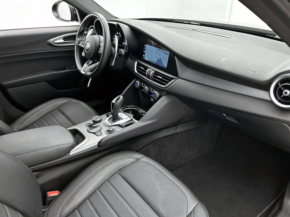 2.0T 200pk Sprint | AUTOMAAT | ACHTERUITRIJCAMERA | APPLE CARPLAY - ANDROID AUTO | HALF LEDER | PARKEERSENSOREN | DAB RADIO | ADAPTIVE CRUISE CONTROL | BI XENON |