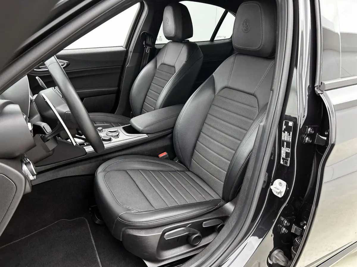 2.0T 200pk Sprint | AUTOMAAT | ACHTERUITRIJCAMERA | APPLE CARPLAY - ANDROID AUTO | HALF LEDER | PARKEERSENSOREN | DAB RADIO | ADAPTIVE CRUISE CONTROL | BI XENON |