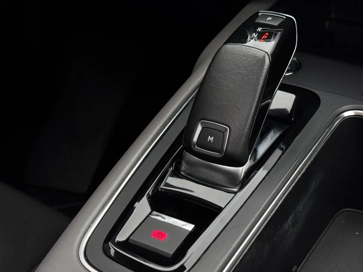 1.6 PureTech Feel | Trekhaak | Panoramadak | Stoelverwarming | Citroen dealer onderhouden | Camera