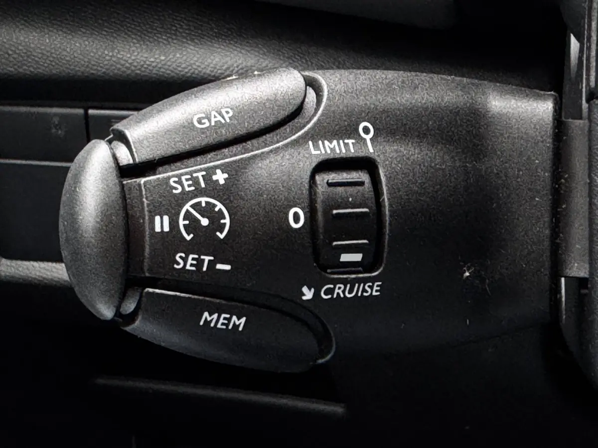 1.6 PureTech Feel | Trekhaak | Panoramadak | Stoelverwarming | Citroen dealer onderhouden | Camera
