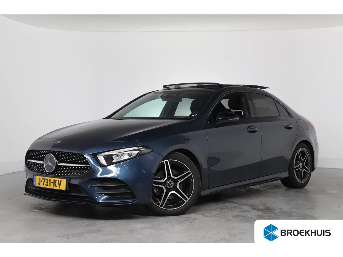180 Business Solution AMG | Open Dak | Trekhaak | Sfeerverlichting | Sportstoelen | Camera | Clima | Navi | Stoelverwarming | LED | DAB | Lichtmetalen Velgen | Parkeersensoren V+A
