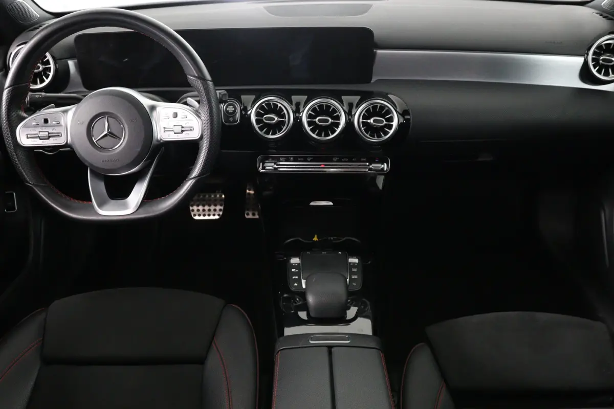 180 Business Solution AMG | Open Dak | Trekhaak | Sfeerverlichting | Sportstoelen | Camera | Clima | Navi | Stoelverwarming | LED | DAB | Lichtmetalen Velgen | Parkeersensoren V+A