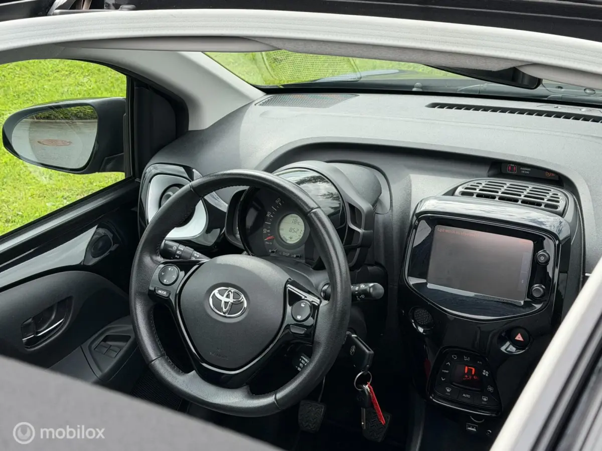 1.0 VVT-i x-pose | Cabrio | Camera |