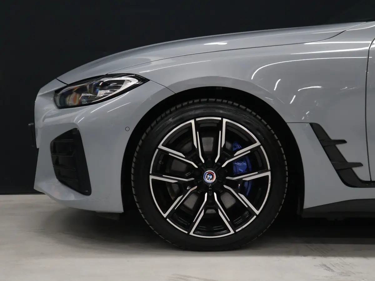 M50 High Executive 84 kWh [TREKHAAK, APPLE CARPLAY, HEAD-UP DISPLAY, STOELVERWARMING, CRUISE CONTROL, CAMERA, PDC V+A, ELEKTRISCHE ACHTERKLEP, NAVIGATIE, LED, LEDER, NIEUWSTAAT]