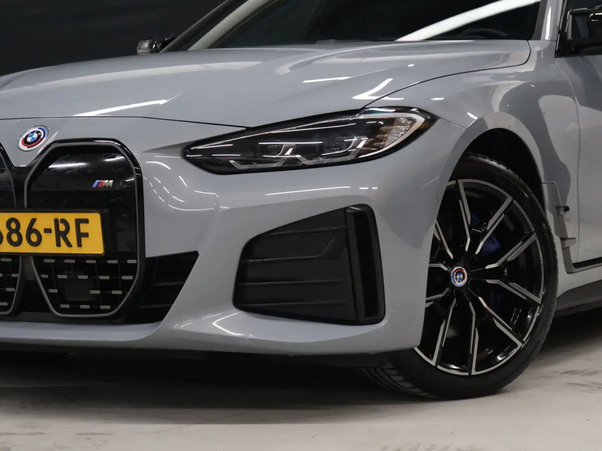 M50 High Executive 84 kWh [TREKHAAK, APPLE CARPLAY, HEAD-UP DISPLAY, STOELVERWARMING, CRUISE CONTROL, CAMERA, PDC V+A, ELEKTRISCHE ACHTERKLEP, NAVIGATIE, LED, LEDER, NIEUWSTAAT]