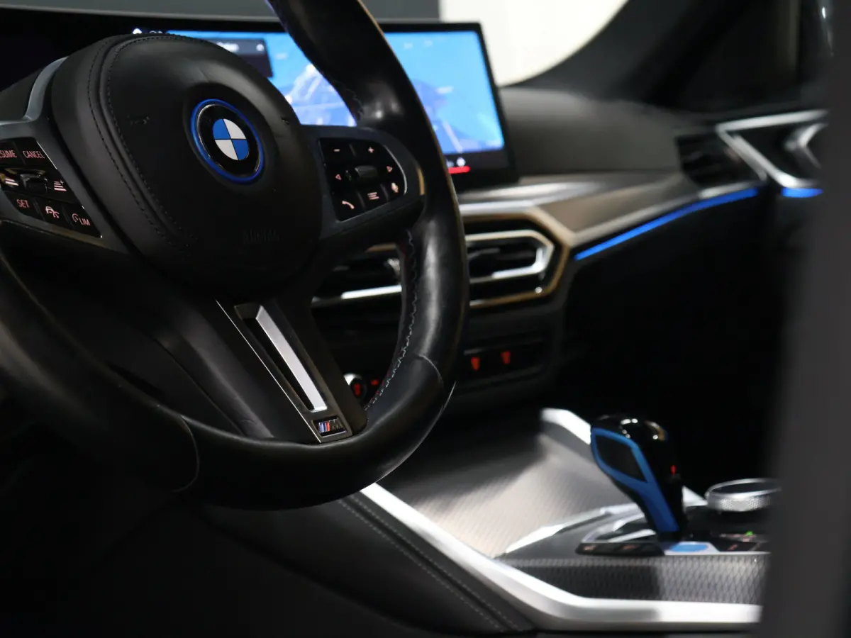 M50 High Executive 84 kWh [TREKHAAK, APPLE CARPLAY, HEAD-UP DISPLAY, STOELVERWARMING, CRUISE CONTROL, CAMERA, PDC V+A, ELEKTRISCHE ACHTERKLEP, NAVIGATIE, LED, LEDER, NIEUWSTAAT]