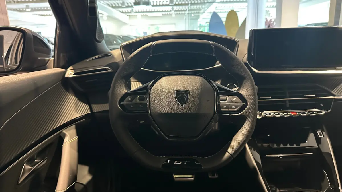 GT | Active Safety Brake met camera en radar (automatisch noodremsysteem) met Distance Alert (waarschuwing dreigende aanrijding) | Advanced Active Safety Brake met camera en radar | Climate 
