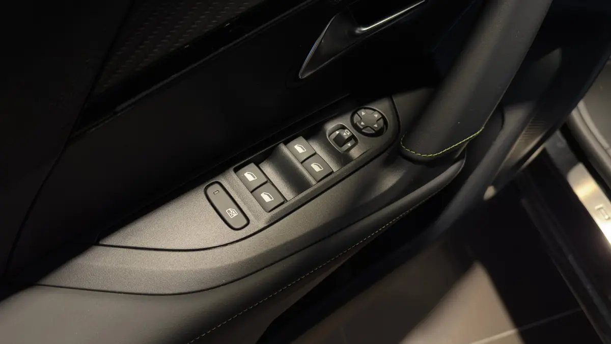 GT | Active Safety Brake met camera en radar (automatisch noodremsysteem) met Distance Alert (waarschuwing dreigende aanrijding) | Advanced Active Safety Brake met camera en radar | Climate 