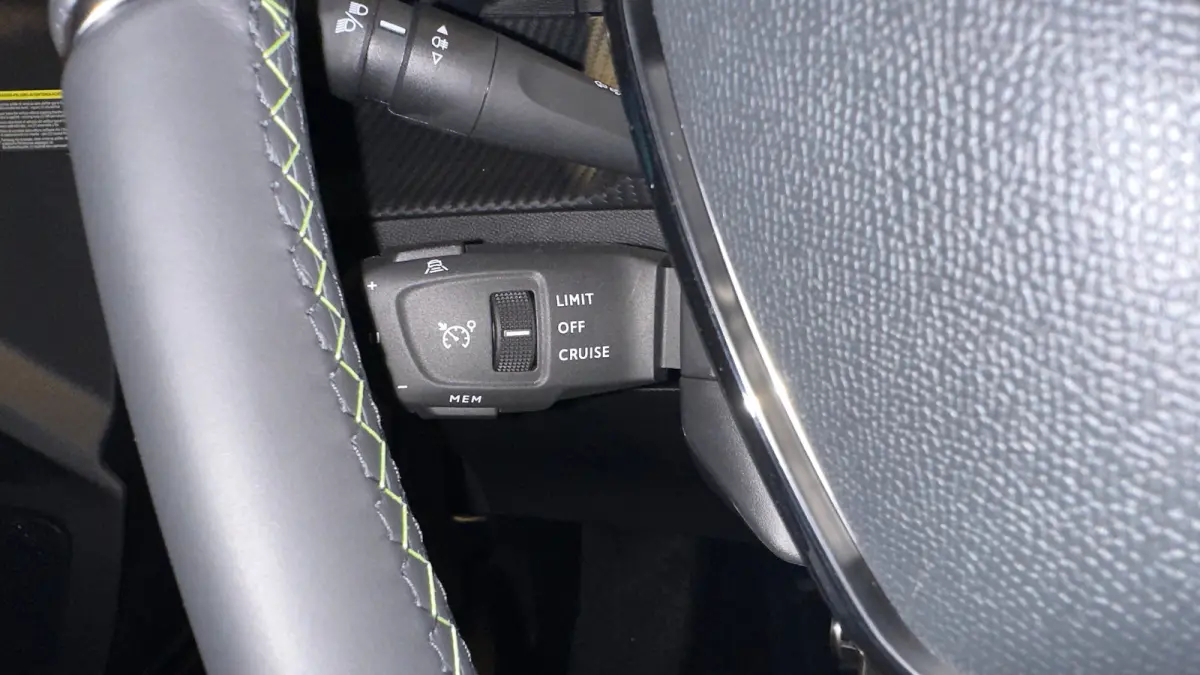 GT | Active Safety Brake met camera en radar (automatisch noodremsysteem) met Distance Alert (waarschuwing dreigende aanrijding) | Advanced Active Safety Brake met camera en radar | Climate 