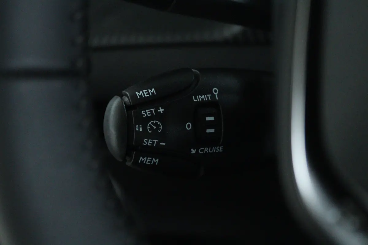 1.2 Turbo 100 Allure | Cruise Control | Camera | Navigatie | Carplay | Climate | LMV | LED