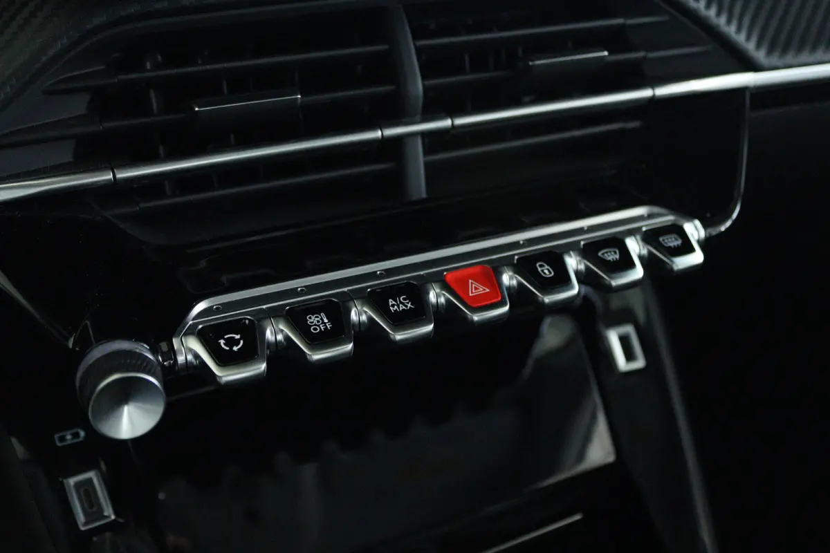 1.2 Turbo 100 Allure | Cruise Control | Camera | Navigatie | Carplay | Climate | LMV | LED