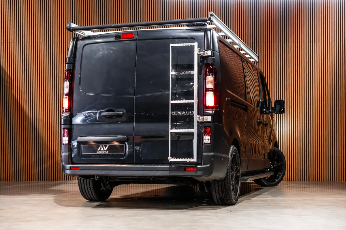 2.0 L2H1 150 PK DC | Dubbel cabine | 6-Zitter | Navigatie | Dodehoek | Camera | Trekhaak | CarPlay | Nieuwe APK | Trekhaak | Imperiaal | PDC V+A