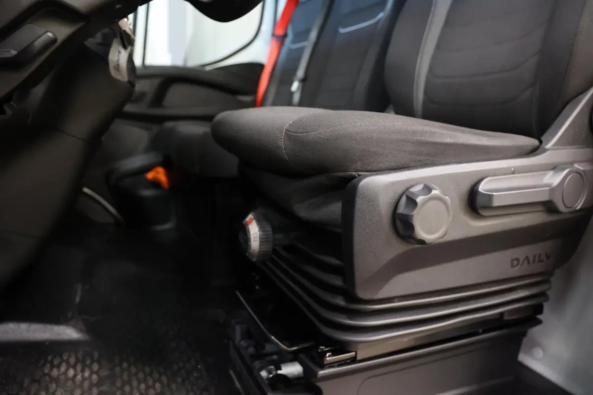 35C16 3.0 BAKWAGEN MEUBELBAK MET LAADKLEP ZIJDEUR