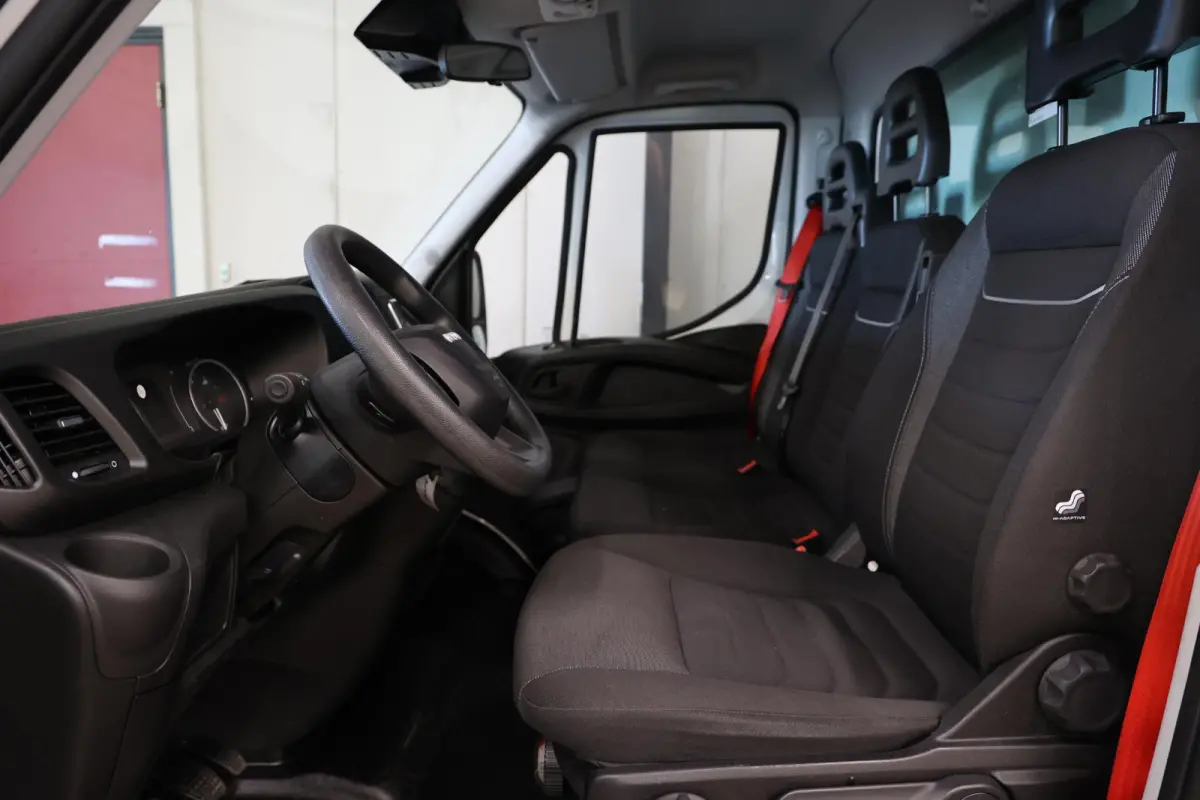 35C16 3.0 BAKWAGEN MEUBELBAK MET LAADKLEP ZIJDEUR