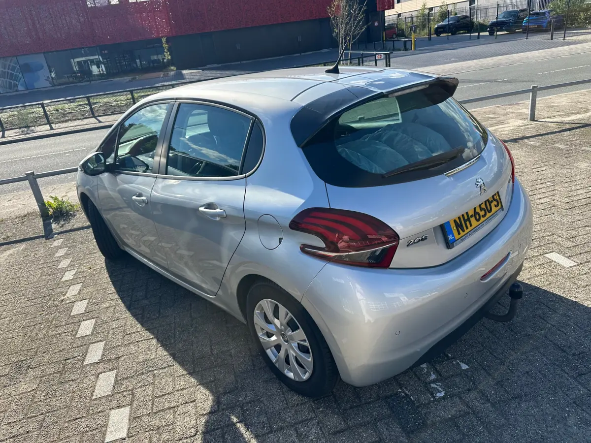 1.2 PureTech Blue Lion | Navigatie | Trekhaak | 1e eigenaar | Dealer Onderhouden | | Achterbank in delen neerklapbaar | Airco | Apple Carplay/Android Auto|telefoonintegratie premium