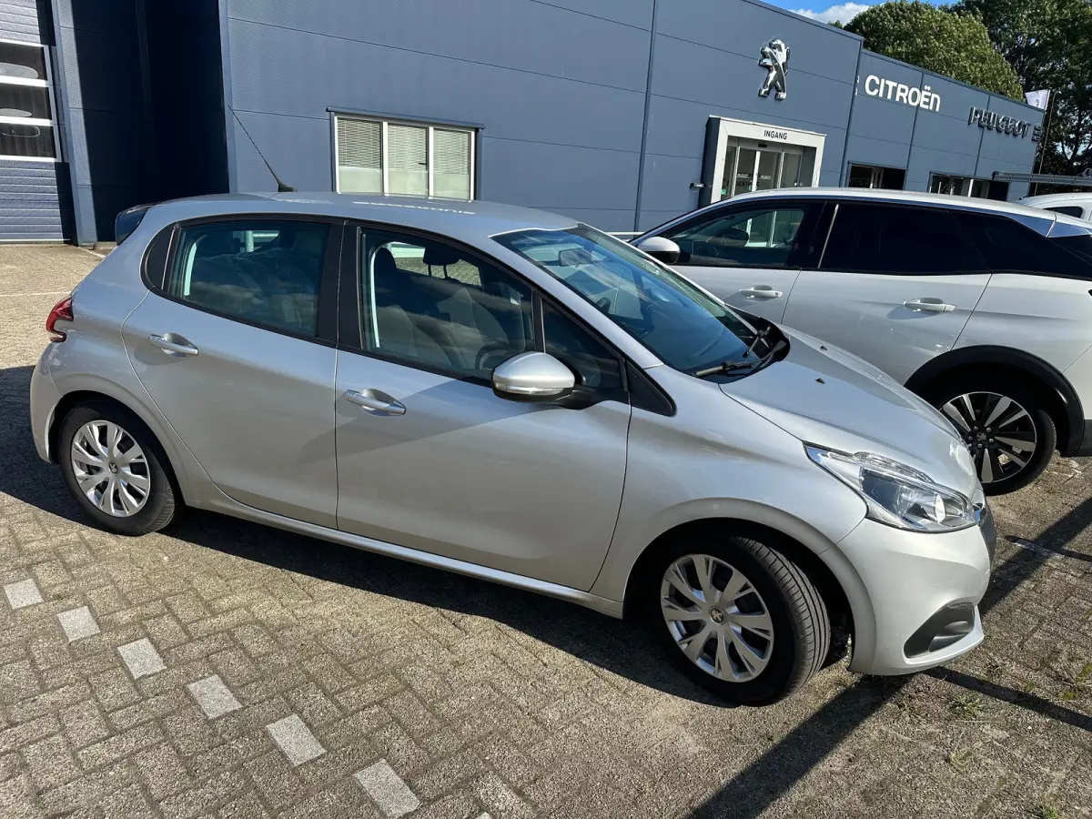 1.2 PureTech Blue Lion | Navigatie | Trekhaak | 1e eigenaar | Dealer Onderhouden | | Achterbank in delen neerklapbaar | Airco | Apple Carplay/Android Auto|telefoonintegratie premium