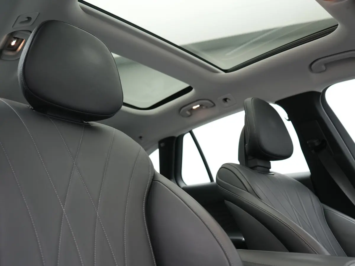 300 e Avantgarde PHEV 313pk Dealer O.H | Trekhaak Af Fabriek | Panodak | Adaptive Cruise | Head Up | 360 Camera | Digital LED | Lederen Sportstoelen Verwarmd | Keyless | Sfeerverlichting | A