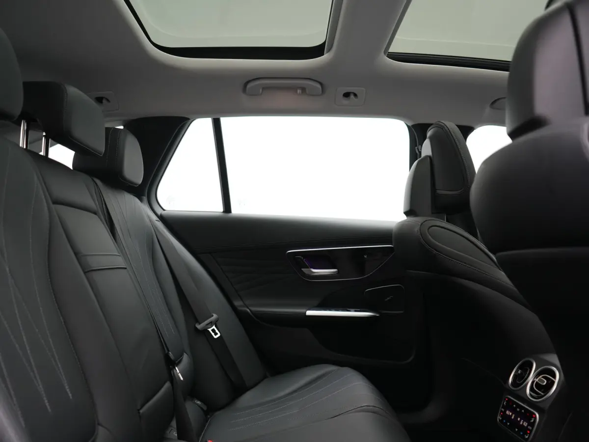 300 e Avantgarde PHEV 313pk Dealer O.H | Trekhaak Af Fabriek | Panodak | Adaptive Cruise | Head Up | 360 Camera | Digital LED | Lederen Sportstoelen Verwarmd | Keyless | Sfeerverlichting | A