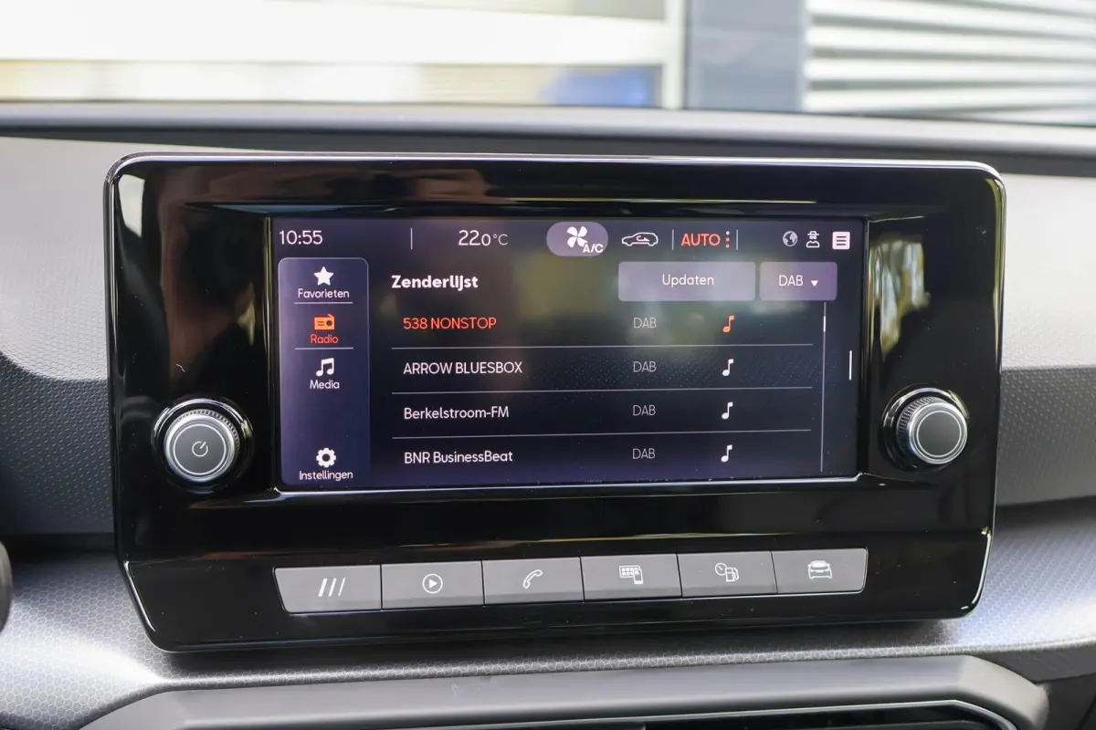 1.0 TSI 110pk Style | All Seasonbanden | Parkeersensoren Achter | Apple CarPlay/ Android Auto | Airco Automatische | Cruise Control