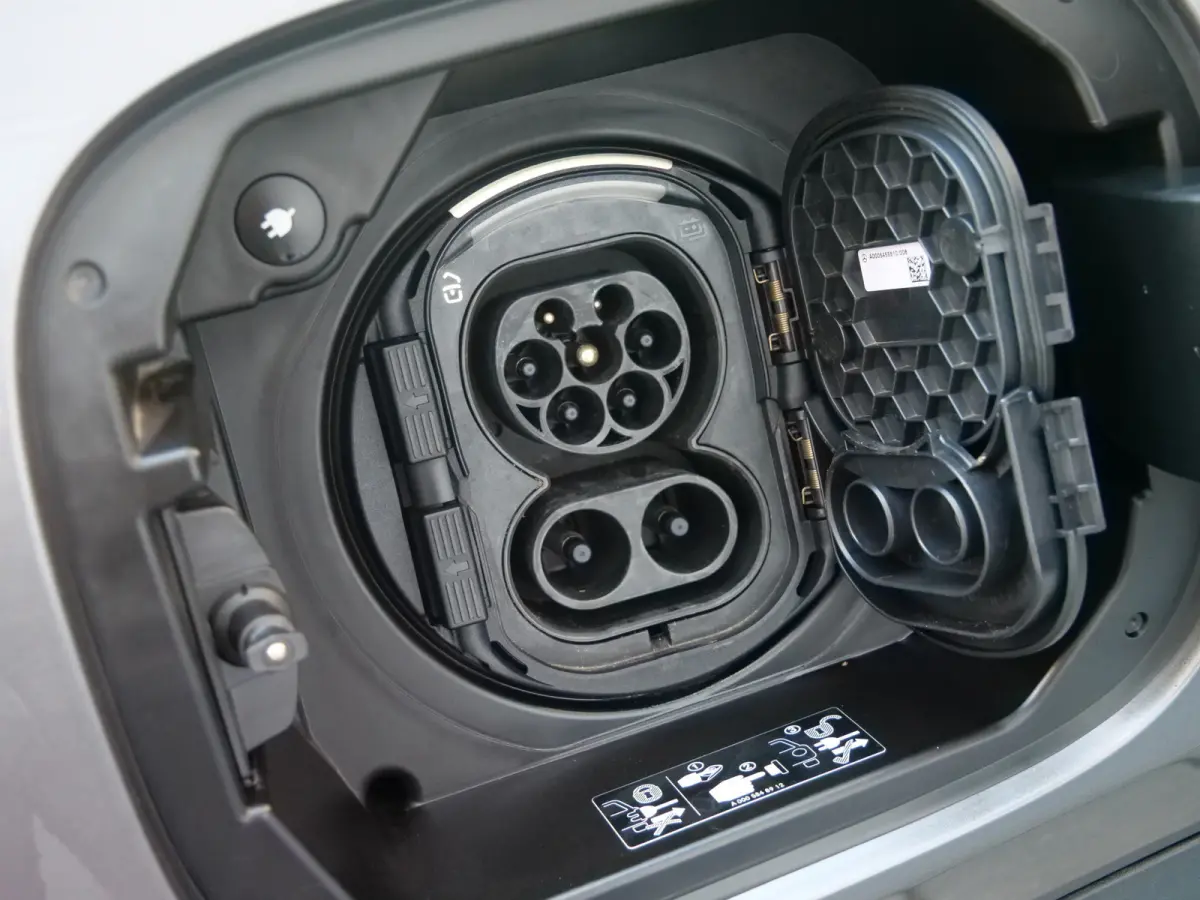 250 Business Line 67 kWh 190 Pk Automaat Navi / DAB / Camera / Trekhaak / SOH 97,5%