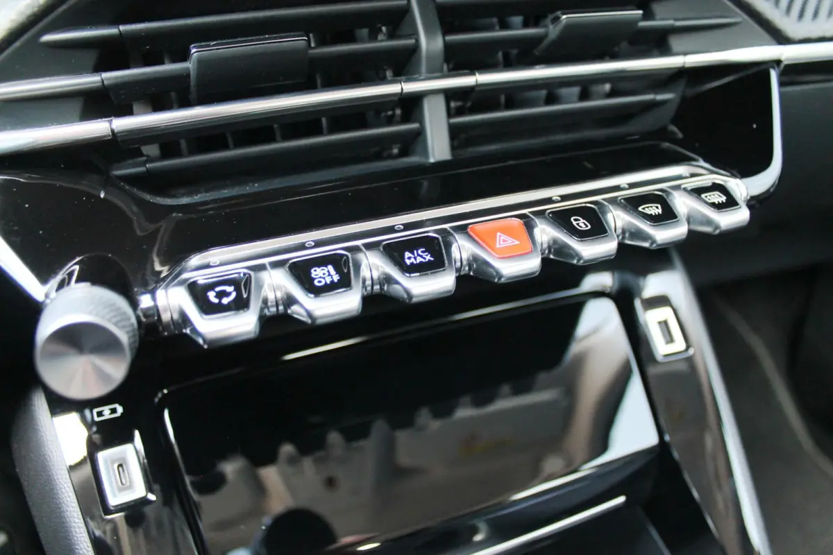 1.2 PureTech Allure | 3D cockpit | Camera | Carplay | Clima