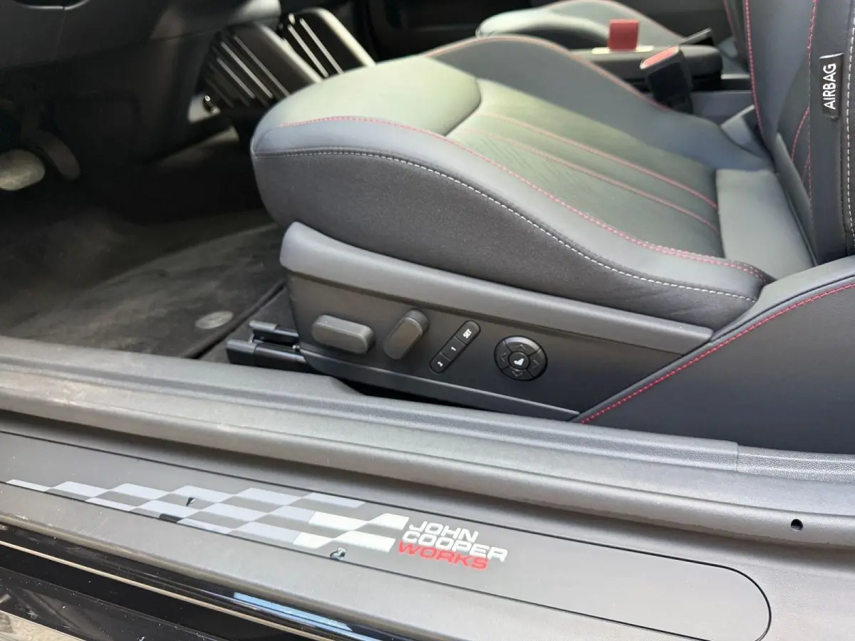 Cooper E John Cooper Works XL 40.7 kWh BOMVOL | Glassroof | Stoel + stuurverwarming | 360 Camera | Memory functie |